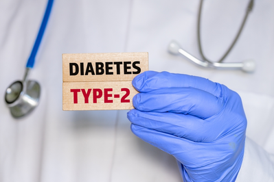 doctor holding diabetes type 2 icon